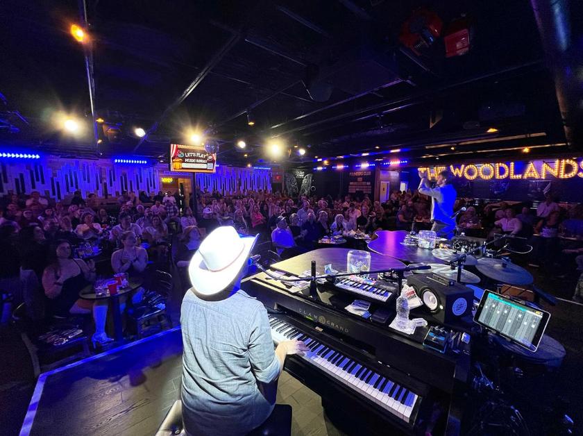 Two Tones Dueling Piano Bar